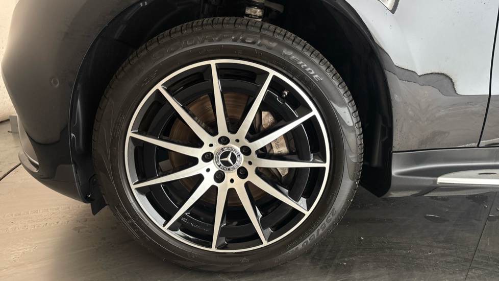 MERCEDES EQC Image 17
