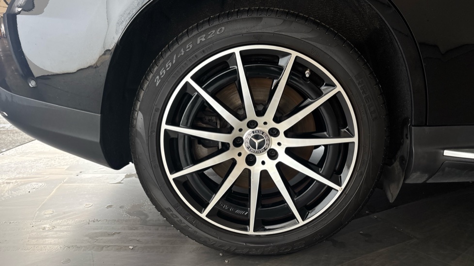 MERCEDES EQC Image 19