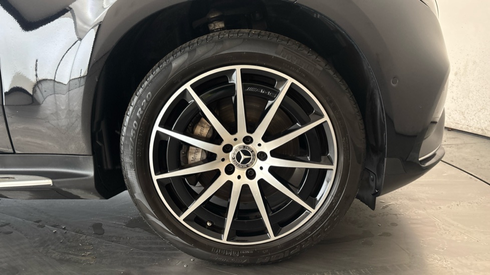 MERCEDES EQC Image 20