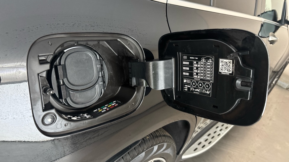 MERCEDES EQC Image 21