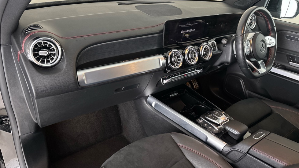 MERCEDES EQB Image 10