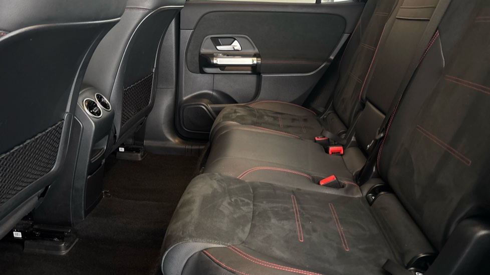 MERCEDES EQB Image 14