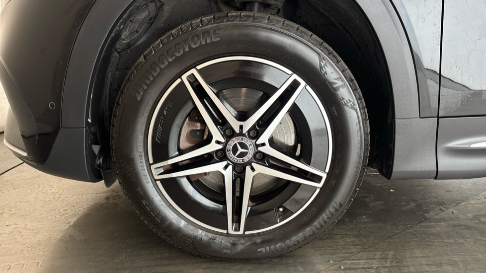MERCEDES EQB Image 17