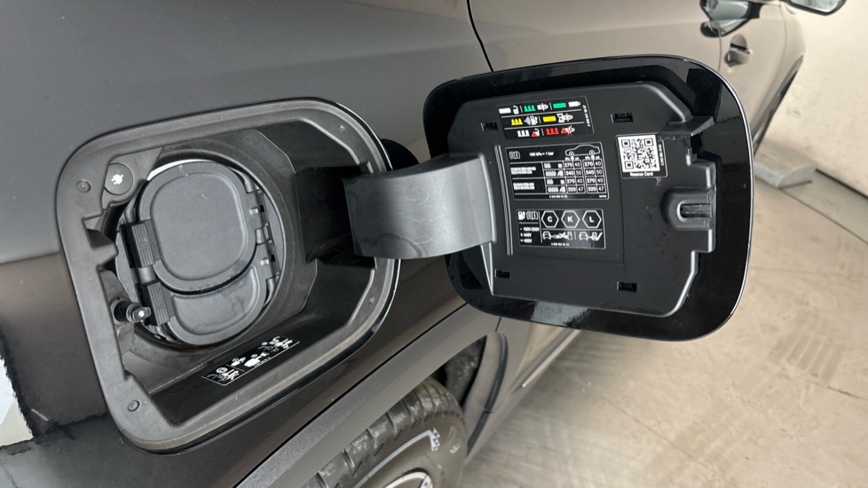 MERCEDES EQB Image 21