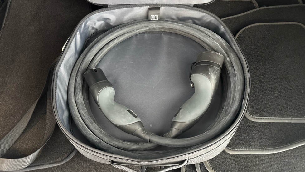 MERCEDES EQB Image 22