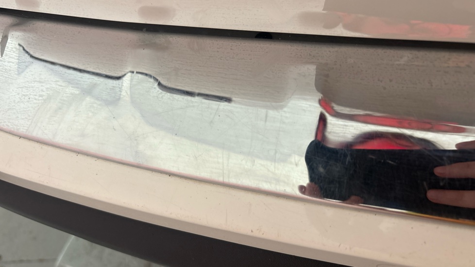 MERCEDES EQB scratches