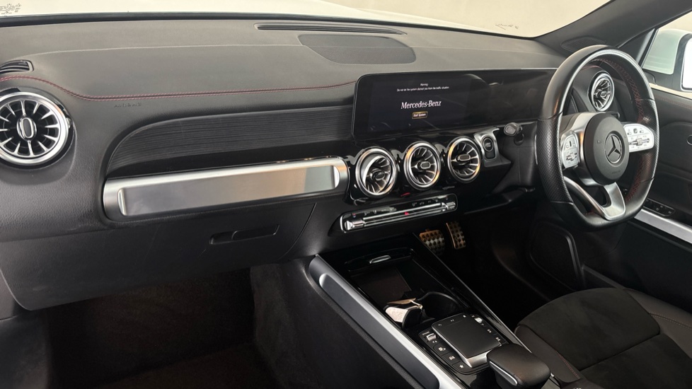 MERCEDES EQB Image 10