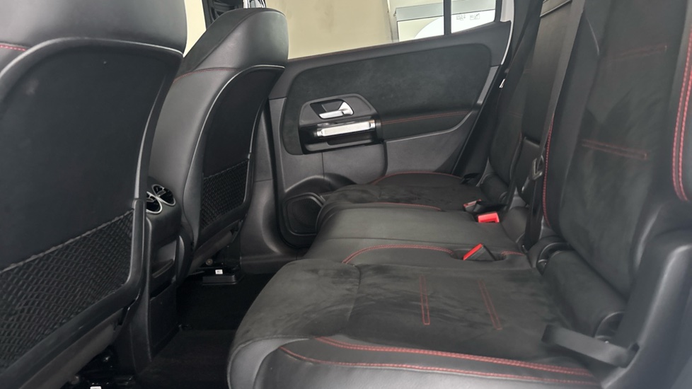 MERCEDES EQB Image 14