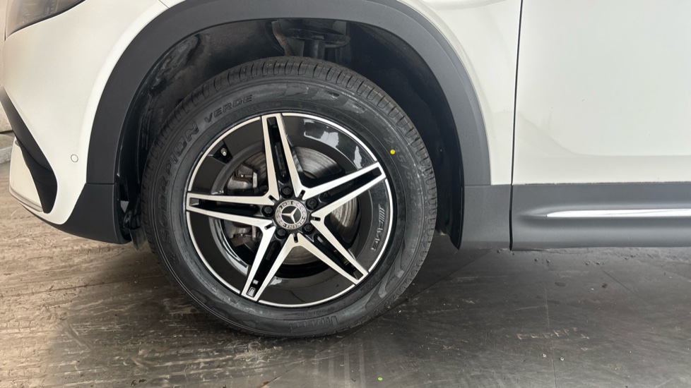MERCEDES EQB Image 17