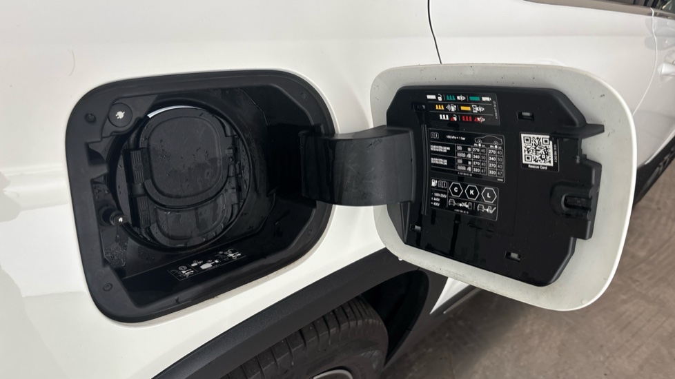 MERCEDES EQB Image 21