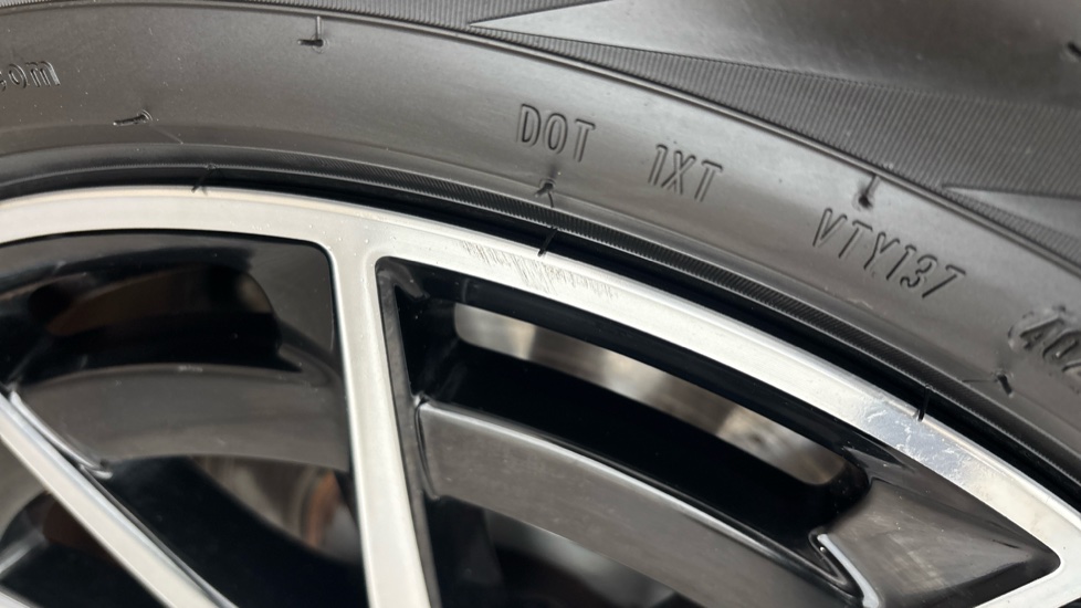 MERCEDES EQC Scuff