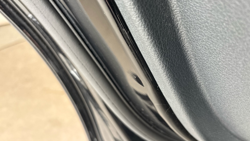 MERCEDES EQC Dent