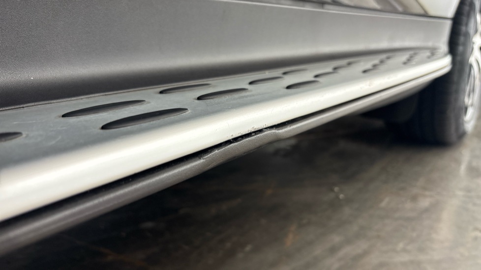 MERCEDES EQC Dent