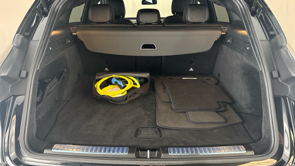 MERCEDES EQC Image 15