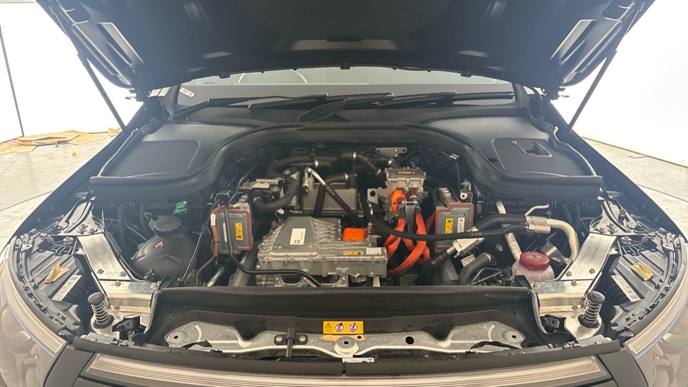MERCEDES EQC Image 16