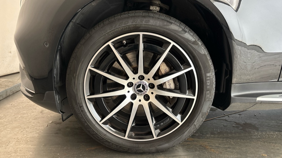 MERCEDES EQC Image 17