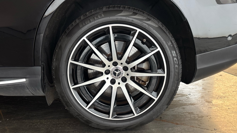 MERCEDES EQC Image 18