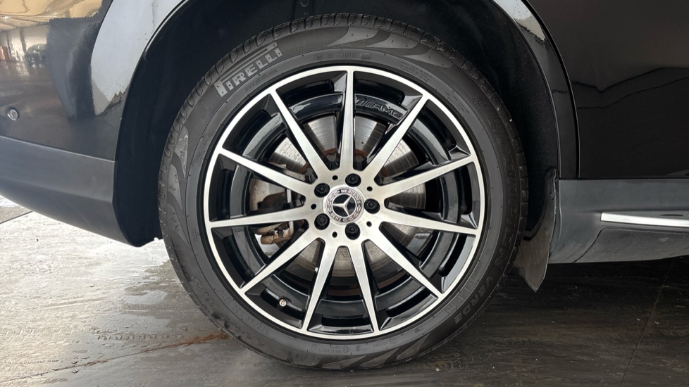 MERCEDES EQC Image 19