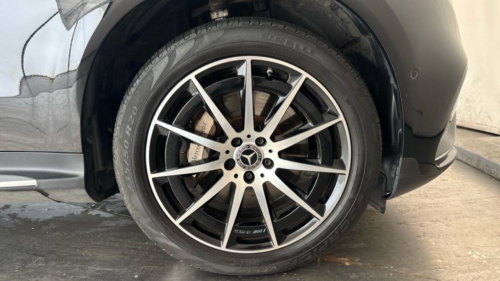 MERCEDES EQC Image 20