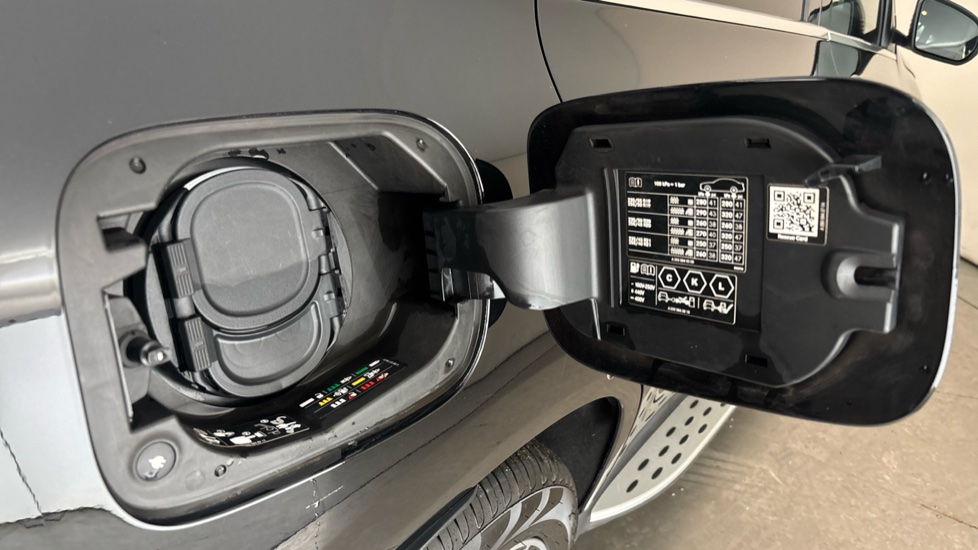 MERCEDES EQC Image 21