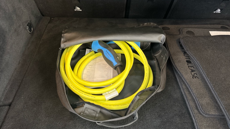 MERCEDES EQC Image 22