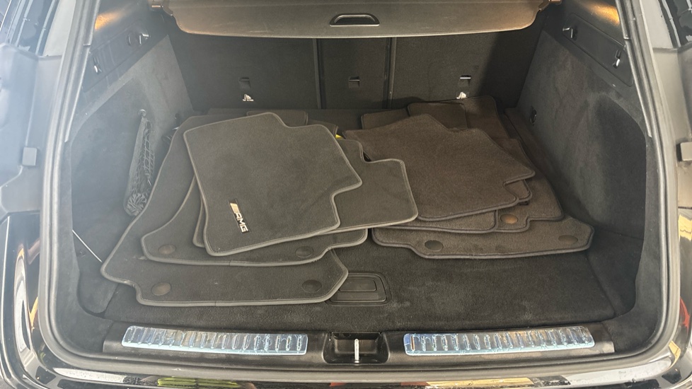 MERCEDES EQC Image 15