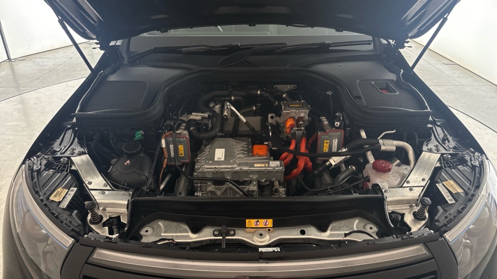 MERCEDES EQC Image 16