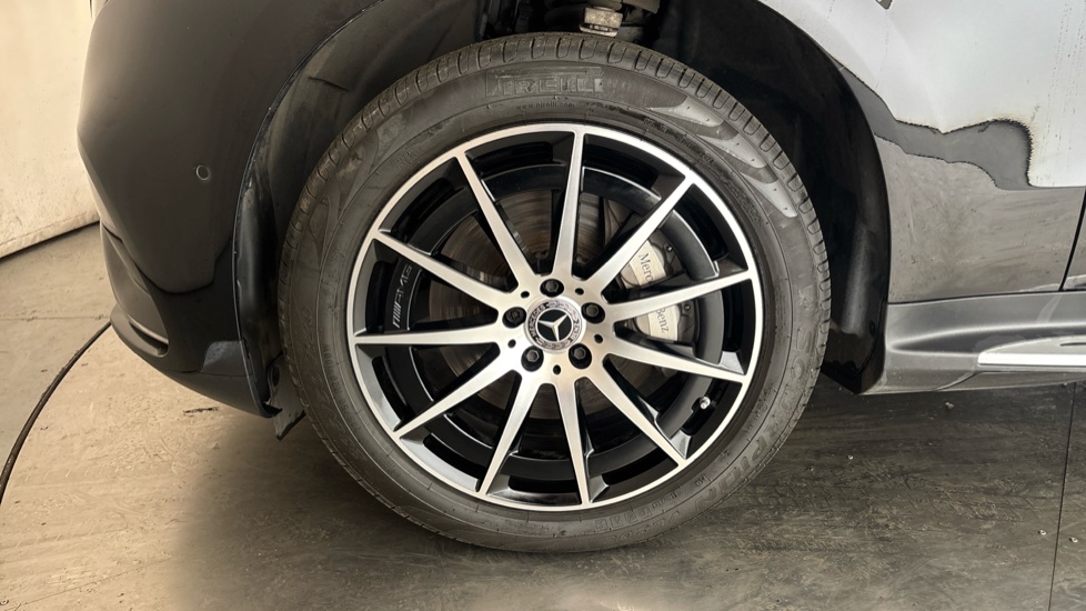MERCEDES EQC Image 17