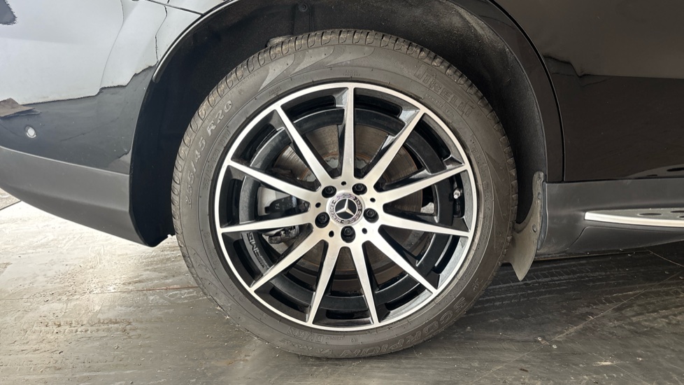 MERCEDES EQC Image 19