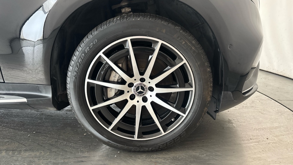 MERCEDES EQC Image 20