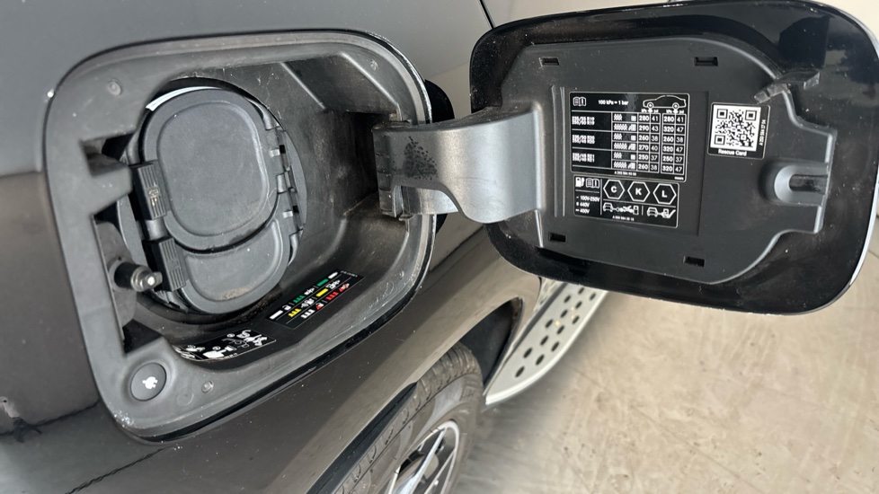 MERCEDES EQC Image 21