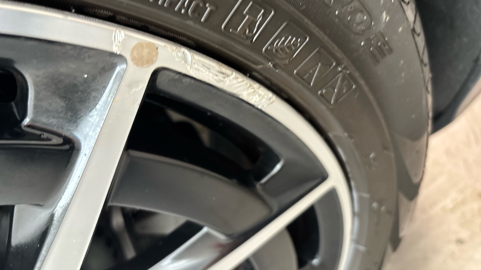 MERCEDES EQC scuff