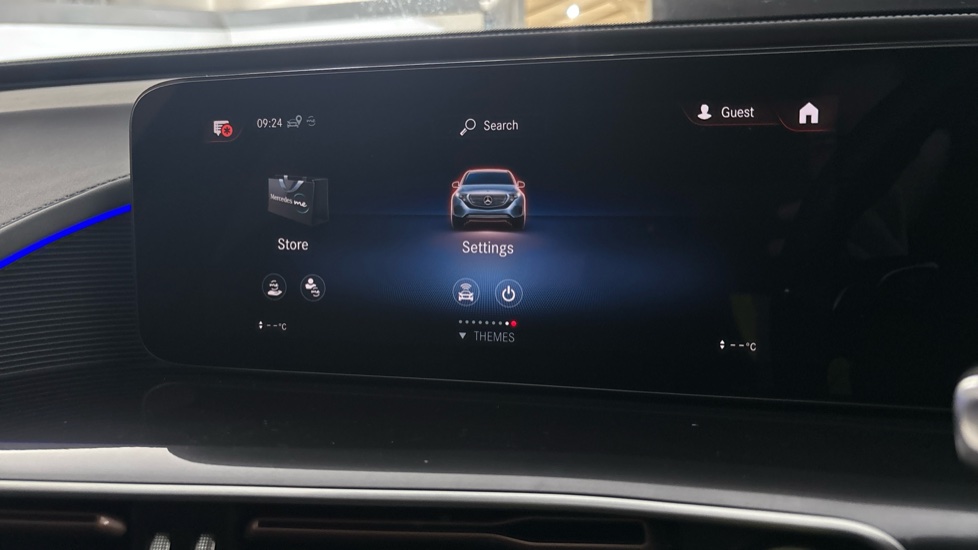 MERCEDES EQC Image 12