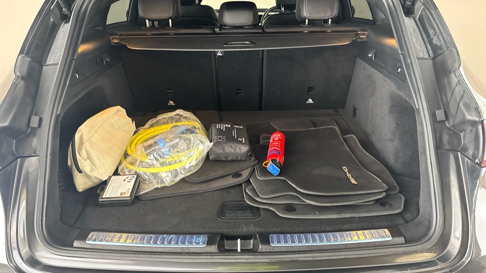 MERCEDES EQC Image 15
