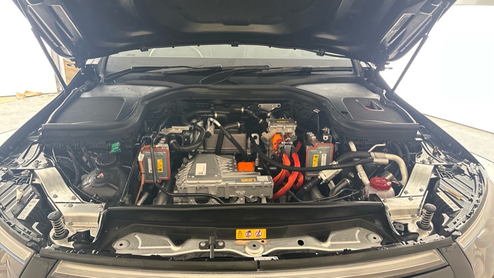 MERCEDES EQC Image 16