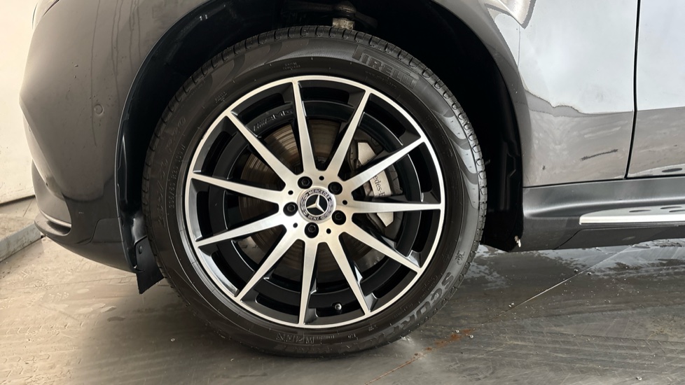 MERCEDES EQC Image 17