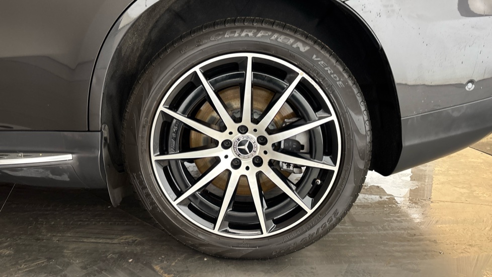 MERCEDES EQC Image 18