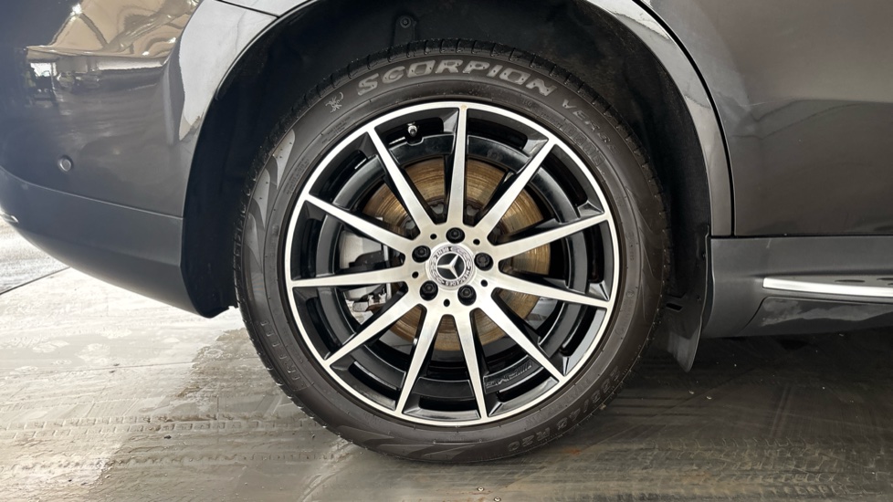 MERCEDES EQC Image 19