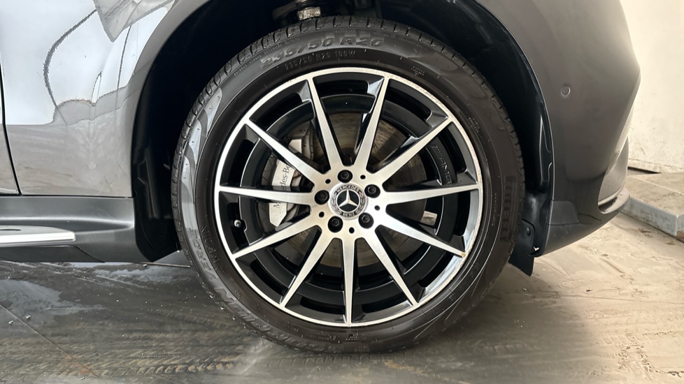 MERCEDES EQC Image 20