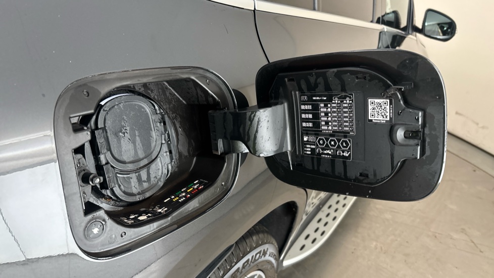 MERCEDES EQC Image 21