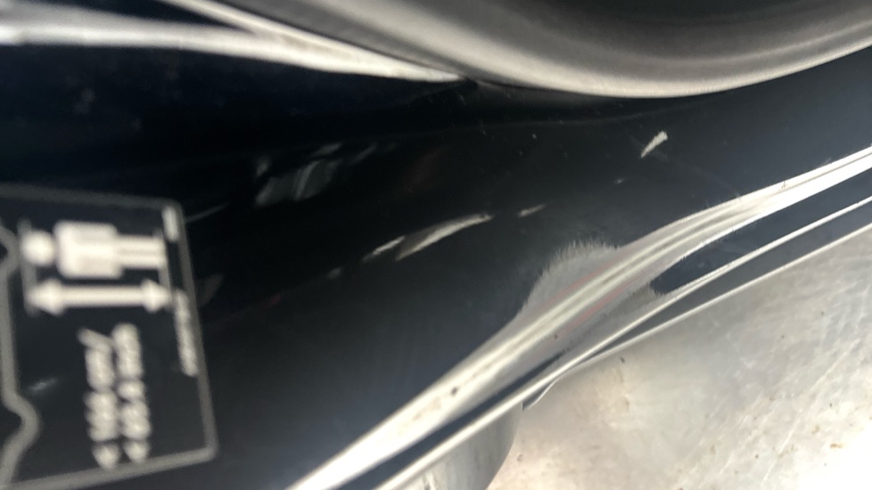 MERCEDES EQB dent