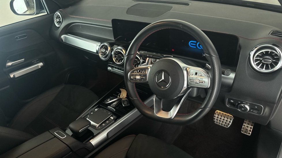 MERCEDES EQB Image 9