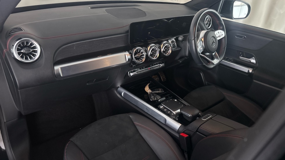 MERCEDES EQB Image 10