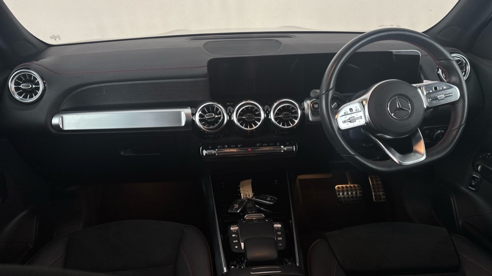 MERCEDES EQB Image 11