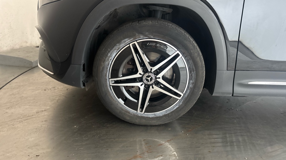 MERCEDES EQB Image 17