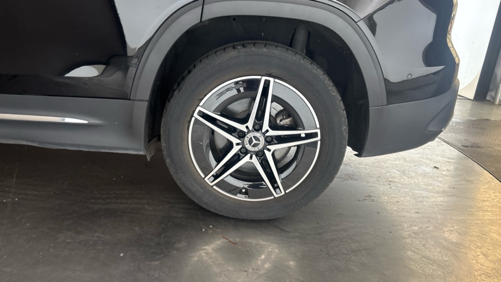 MERCEDES EQB Image 18