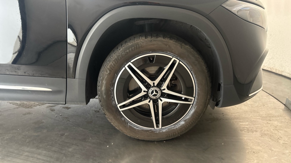 MERCEDES EQB Image 20