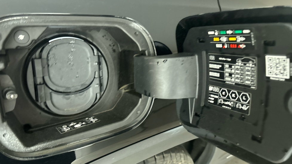 MERCEDES EQB Image 21