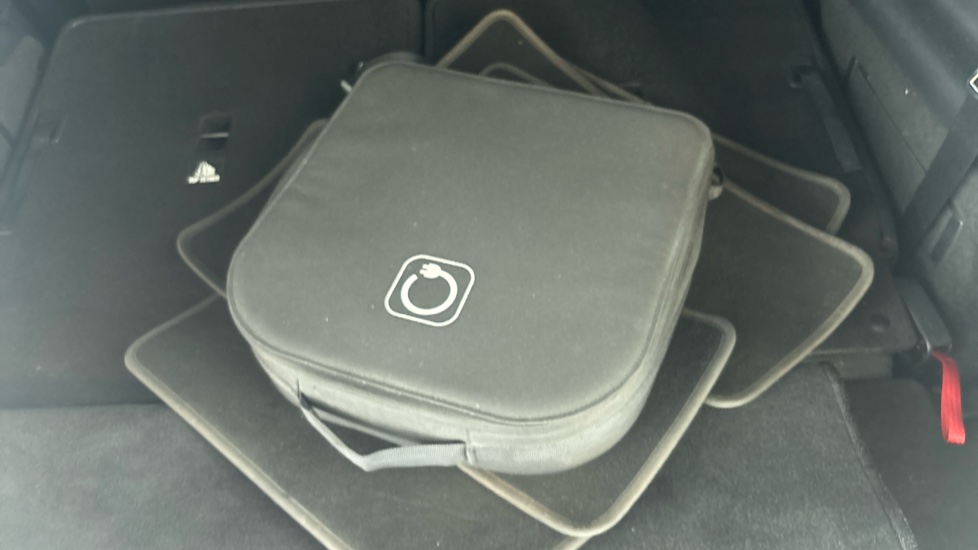 MERCEDES EQB Image 22
