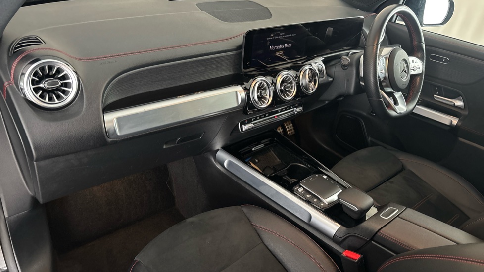 MERCEDES EQB Image 10